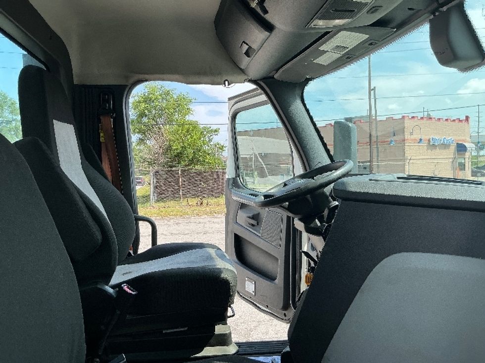 Day Cab Tractor-Heavy Duty Tractors-Freightliner-2019-T11664ST-East Chicago-IN-667,533\n\t\tmiles-$ 25,250 - Image 14