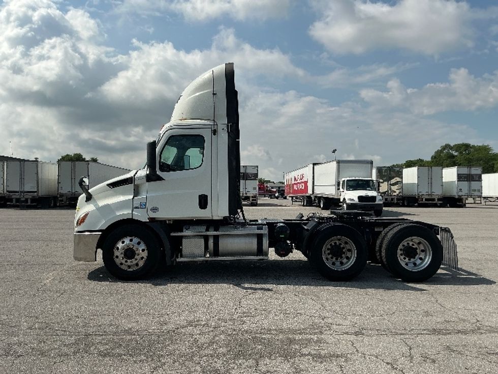 Day Cab Tractor-Heavy Duty Tractors-Freightliner-2019-T11664ST-East Chicago-IN-667,533\n\t\tmiles-$ 25,250 - Image 4