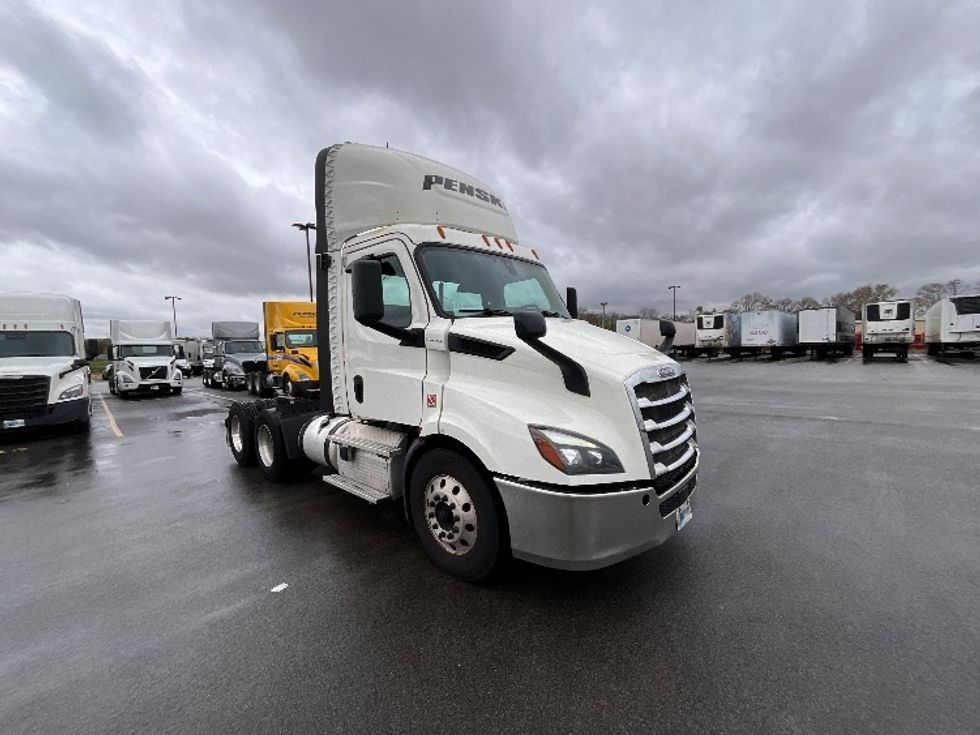 Day Cab Tractor-Heavy Duty Tractors-Freightliner-2019-T11664ST-East Chicago-IN-679,012\n\t\tmiles-$ 28,750 - Image 1