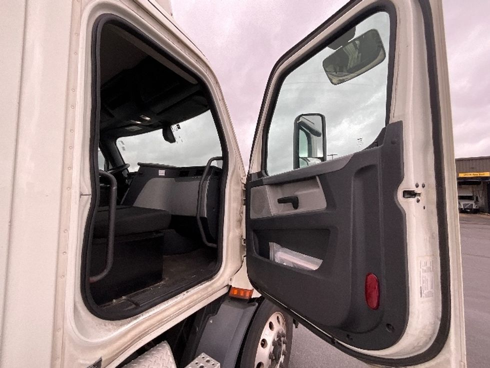 Day Cab Tractor-Heavy Duty Tractors-Freightliner-2019-T11664ST-East Chicago-IN-679,012\n\t\tmiles-$ 28,750 - Image 12