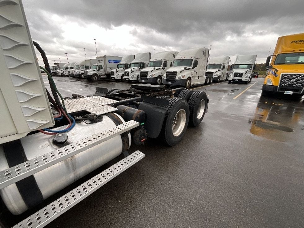 Day Cab Tractor-Heavy Duty Tractors-Freightliner-2019-T11664ST-East Chicago-IN-679,012\n\t\tmiles-$ 28,750 - Image 17