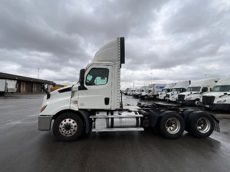 Day Cab Tractor-Heavy Duty Tractors-Freightliner-2019-T11664ST-East Chicago-IN-679,012\n\t\tmiles-$ 28,750 - Image 4