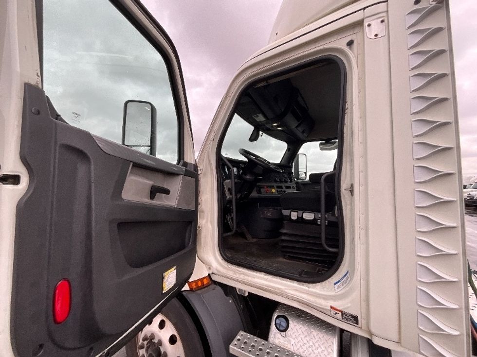 Day Cab Tractor-Heavy Duty Tractors-Freightliner-2019-T11664ST-East Chicago-IN-679,012\n\t\tmiles-$ 28,750 - Image 9