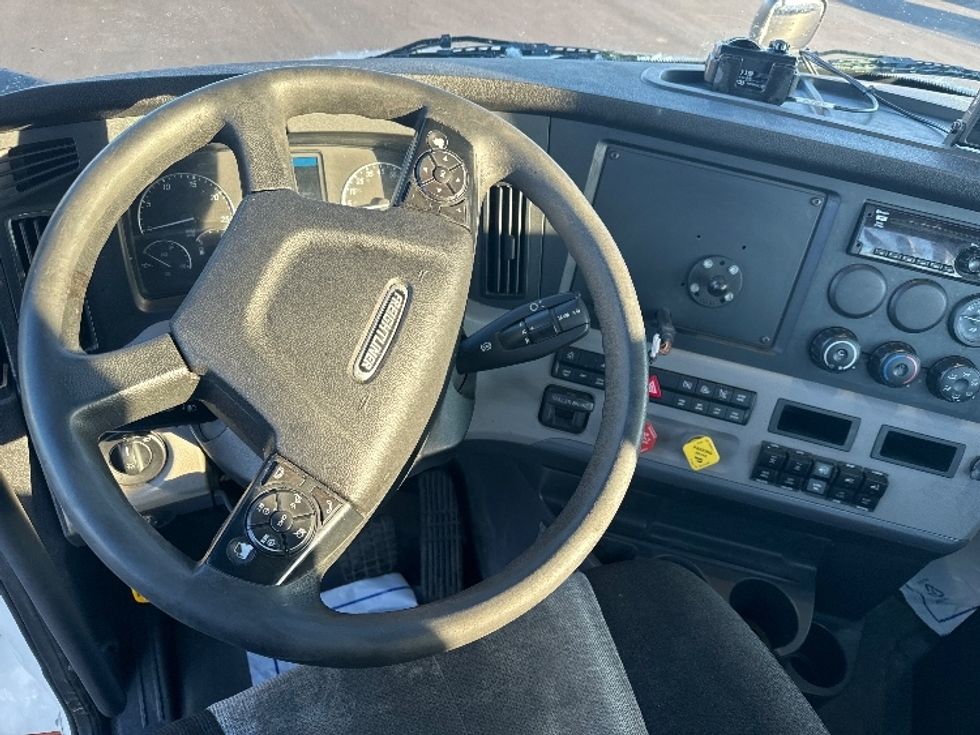 Day Cab Tractor-Heavy Duty Tractors-Freightliner-2019-T11664ST-East Chicago-IN-780,197\n\t\tmiles-$ 26,000 - Image 11
