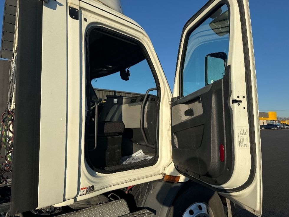 Day Cab Tractor-Heavy Duty Tractors-Freightliner-2019-T11664ST-East Chicago-IN-780,197\n\t\tmiles-$ 26,000 - Image 12