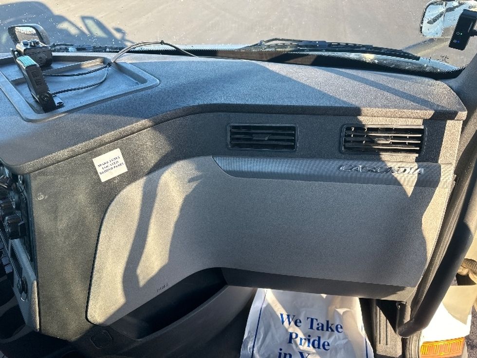 Day Cab Tractor-Heavy Duty Tractors-Freightliner-2019-T11664ST-East Chicago-IN-780,197\n\t\tmiles-$ 26,000 - Image 13