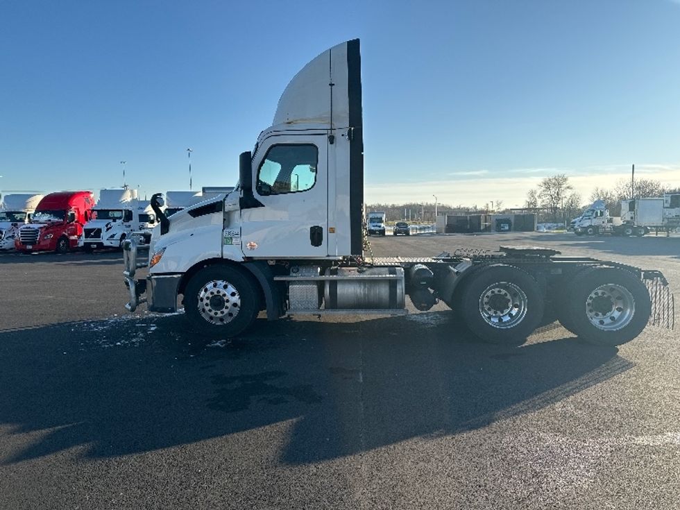 Day Cab Tractor-Heavy Duty Tractors-Freightliner-2019-T11664ST-East Chicago-IN-780,197\n\t\tmiles-$ 26,000 - Image 4