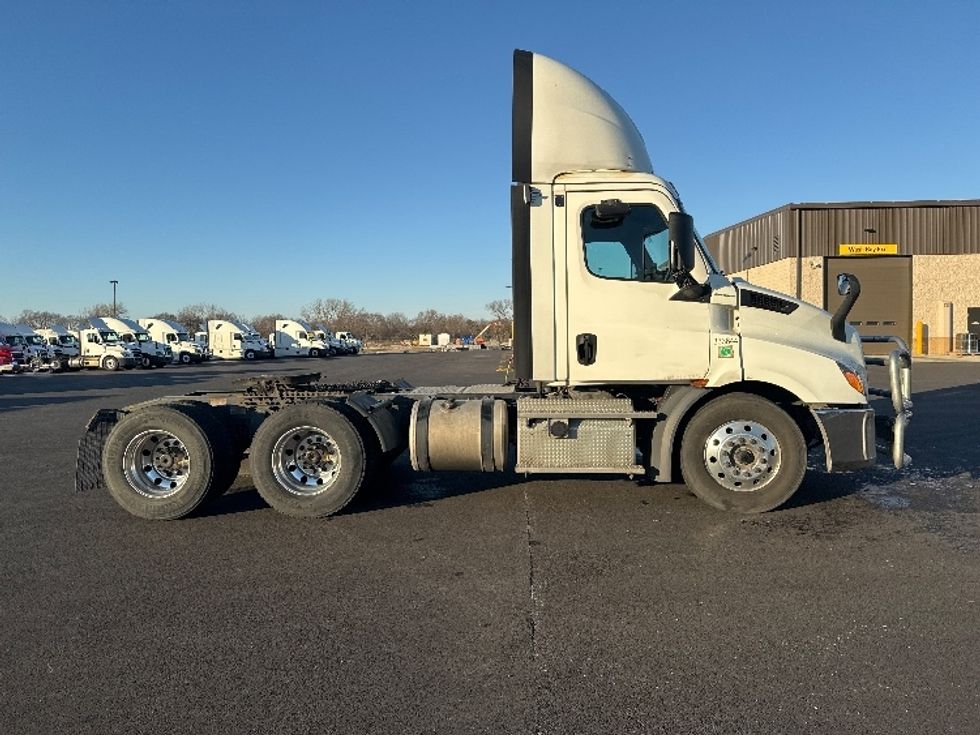 Day Cab Tractor-Heavy Duty Tractors-Freightliner-2019-T11664ST-East Chicago-IN-780,197\n\t\tmiles-$ 26,000 - Image 8