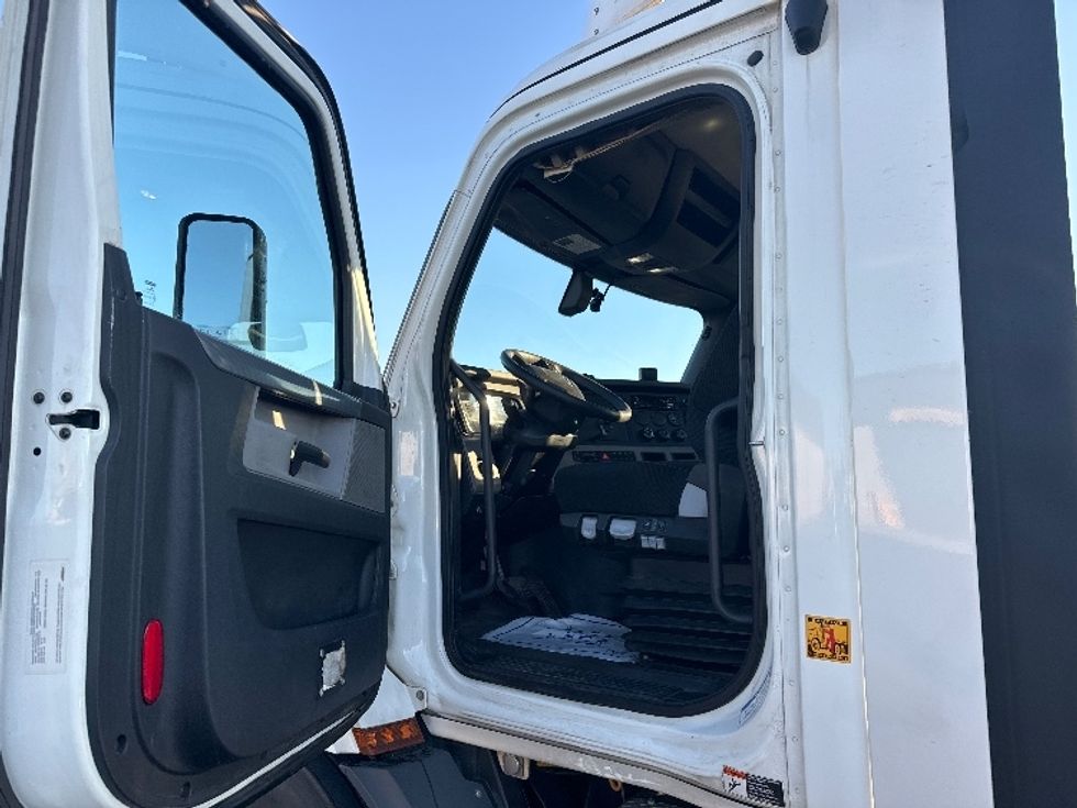 Day Cab Tractor-Heavy Duty Tractors-Freightliner-2019-T11664ST-East Chicago-IN-780,197\n\t\tmiles-$ 26,000 - Image 9