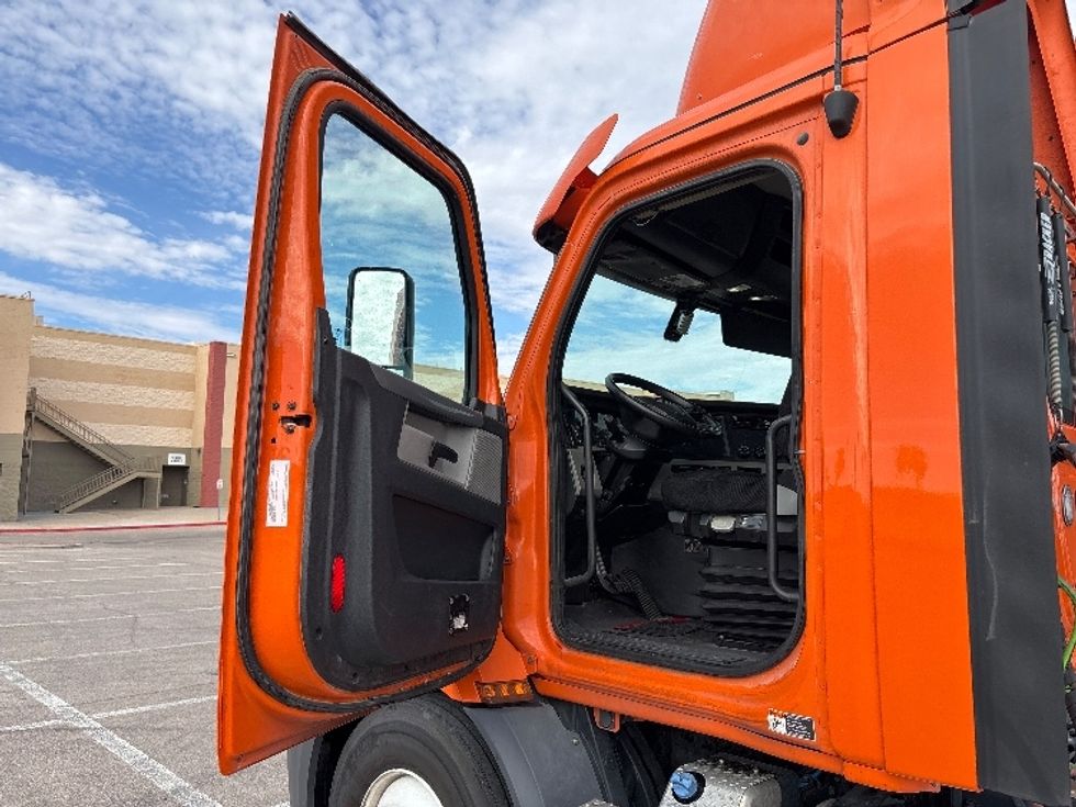 Day Cab Tractor-Heavy Duty Tractors-Freightliner-2019-T11664ST-El Paso-TX-228,577\n\t\tmiles-$ 50,000 - Image 9