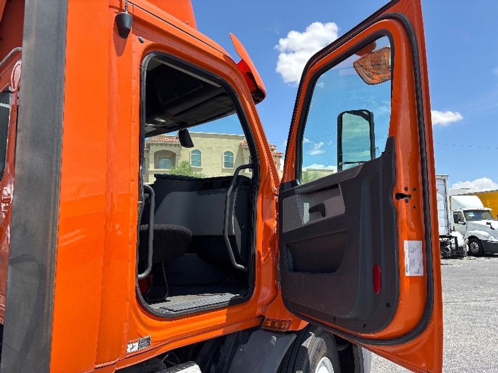 Day Cab Tractor-Heavy Duty Tractors-Freightliner-2019-T11664ST-El Paso-TX-268,086\n\t\tmiles-$ 50,750 - Image 12