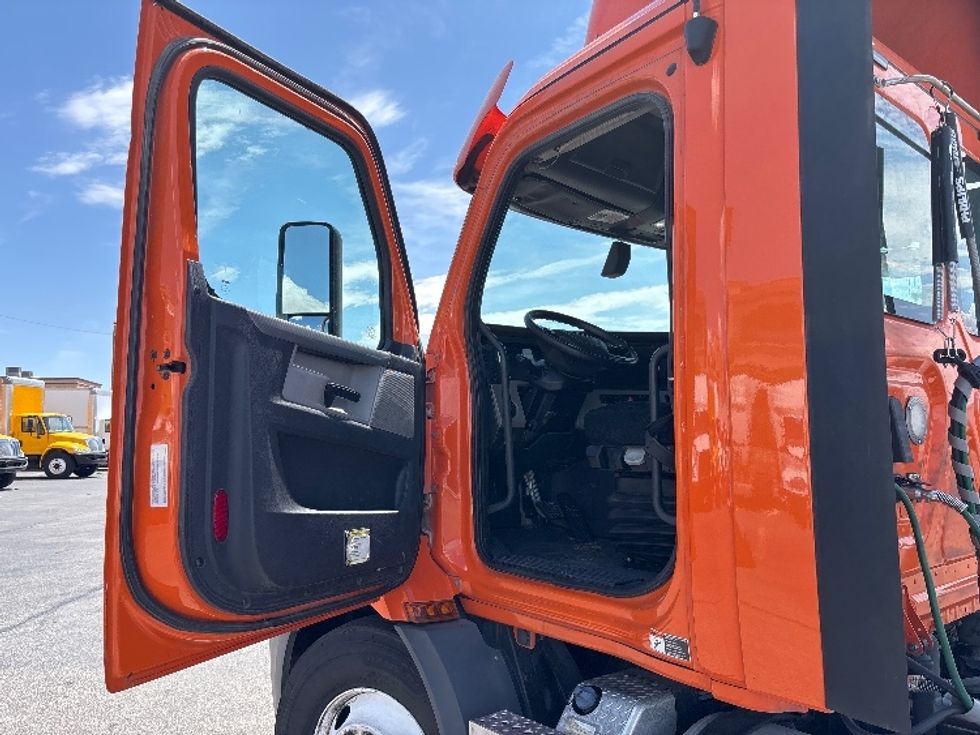 Day Cab Tractor-Heavy Duty Tractors-Freightliner-2019-T11664ST-El Paso-TX-268,086\n\t\tmiles-$ 50,750 - Image 9