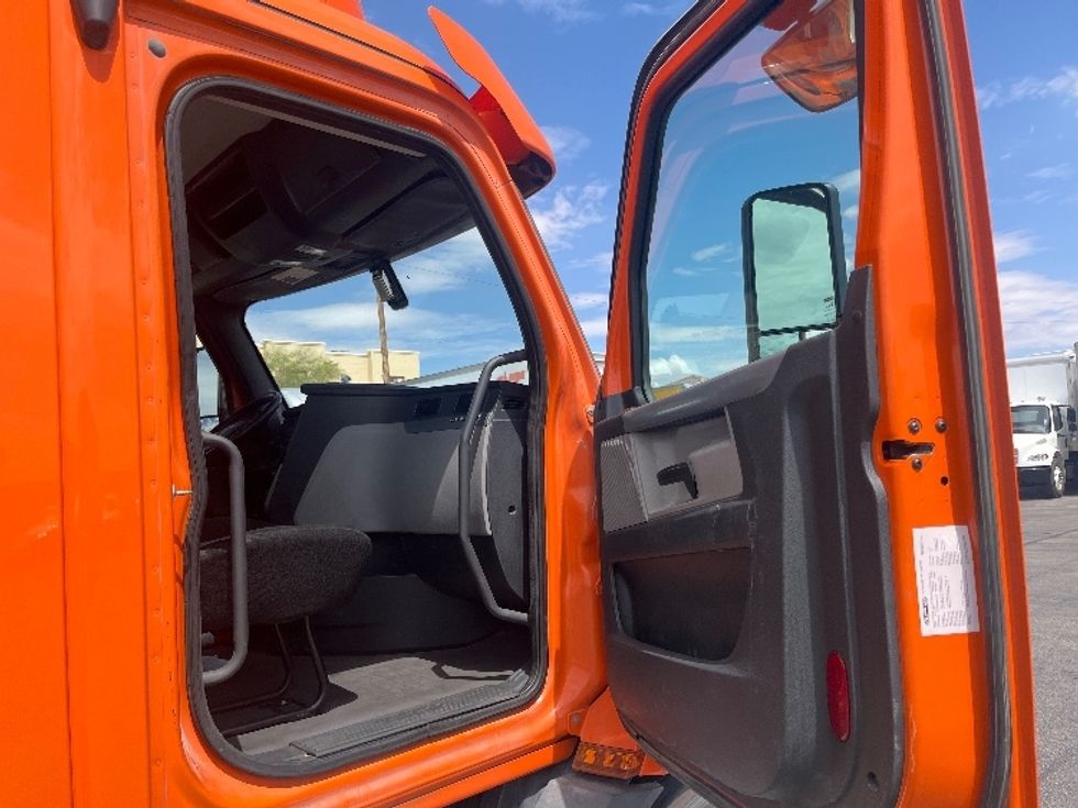 Day Cab Tractor-Heavy Duty Tractors-Freightliner-2019-T11664ST-El Paso-TX-400,746\n\t\tmiles-$ 42,500 - Image 11