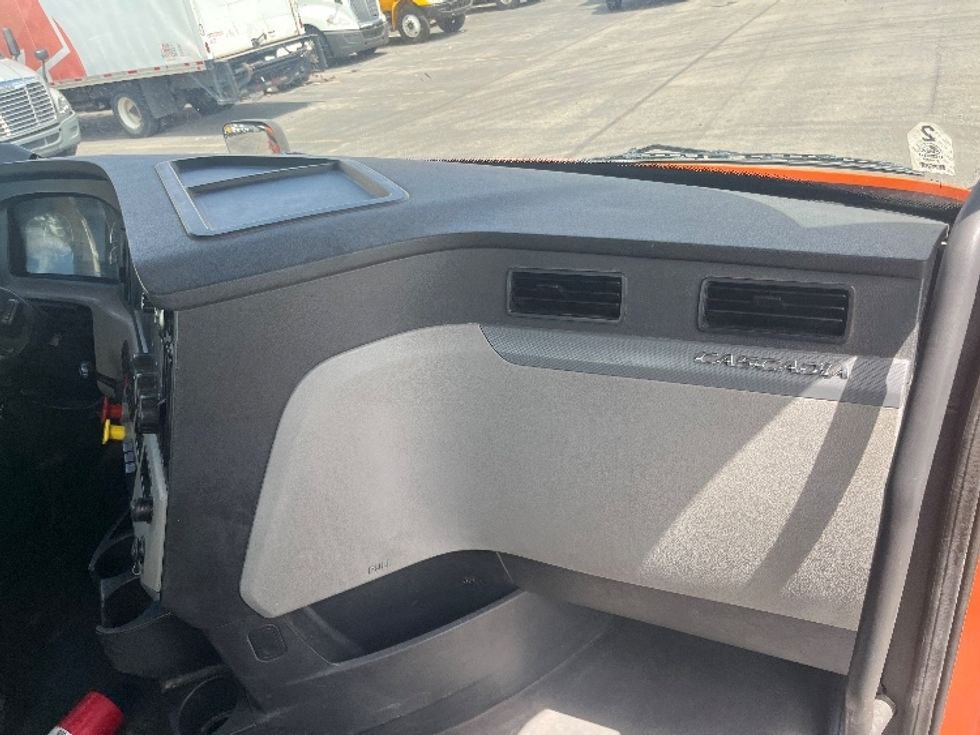 Day Cab Tractor-Heavy Duty Tractors-Freightliner-2019-T11664ST-El Paso-TX-400,746\n\t\tmiles-$ 42,500 - Image 12