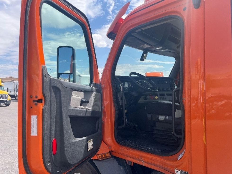 Day Cab Tractor-Heavy Duty Tractors-Freightliner-2019-T11664ST-El Paso-TX-400,746\n\t\tmiles-$ 42,500 - Image 9