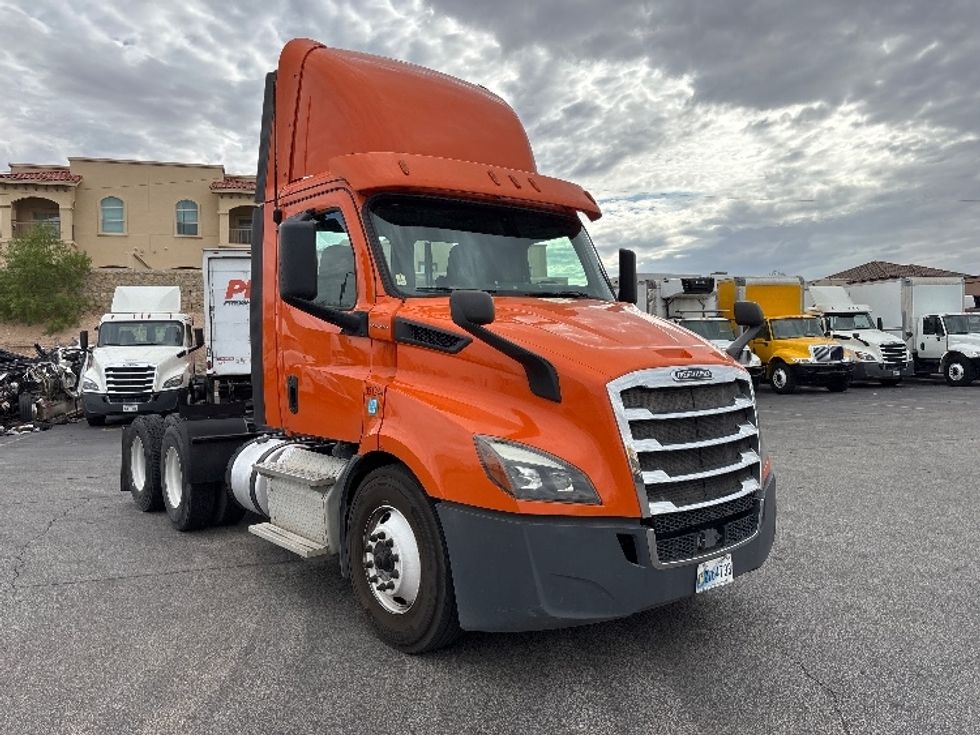 Day Cab Tractor-Heavy Duty Tractors-Freightliner-2019-T11664ST-El Paso-TX-480,823\n\t\tmiles-$ 38,000 - Image 1