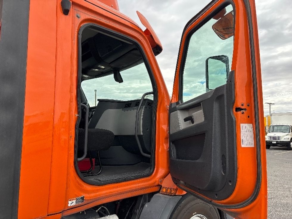 Day Cab Tractor-Heavy Duty Tractors-Freightliner-2019-T11664ST-El Paso-TX-480,823\n\t\tmiles-$ 38,000 - Image 12