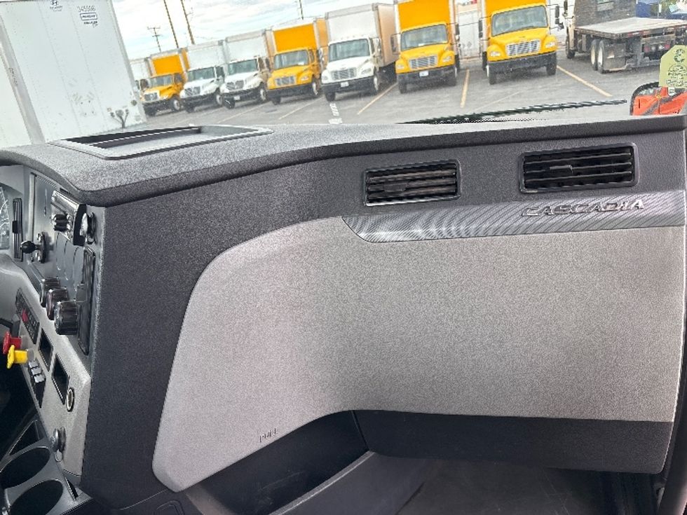 Day Cab Tractor-Heavy Duty Tractors-Freightliner-2019-T11664ST-El Paso-TX-480,823\n\t\tmiles-$ 38,000 - Image 13