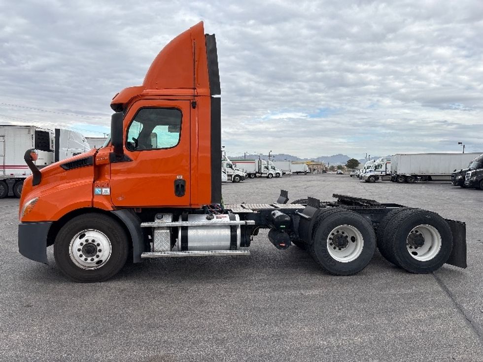 Day Cab Tractor-Heavy Duty Tractors-Freightliner-2019-T11664ST-El Paso-TX-480,823\n\t\tmiles-$ 38,000 - Image 4