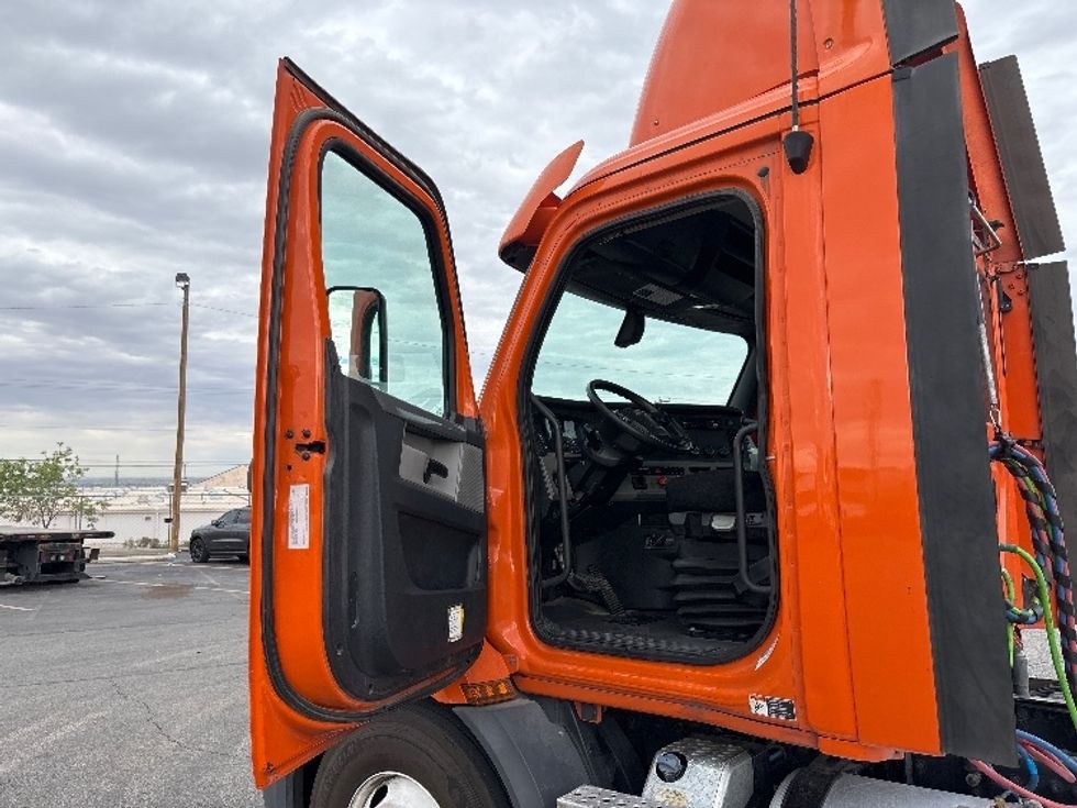 Day Cab Tractor-Heavy Duty Tractors-Freightliner-2019-T11664ST-El Paso-TX-480,823\n\t\tmiles-$ 38,000 - Image 9