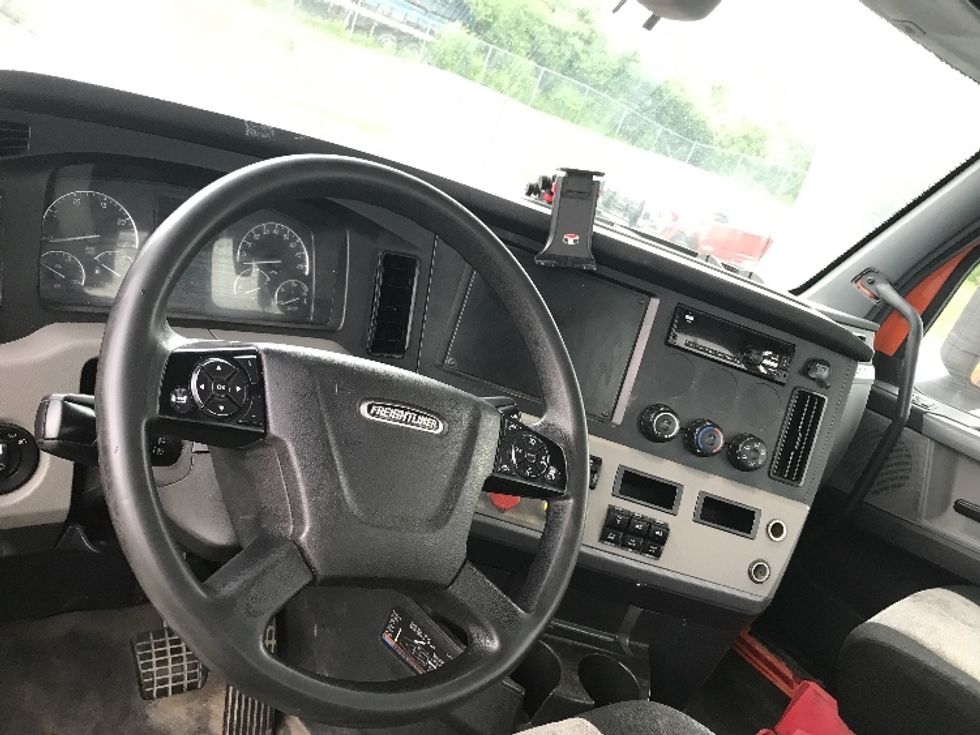 Day Cab Tractor-Heavy Duty Tractors-Freightliner-2019-T11664ST-Erlanger-KY-341,564\n\t\tmiles-$ 42,250 - Image 11