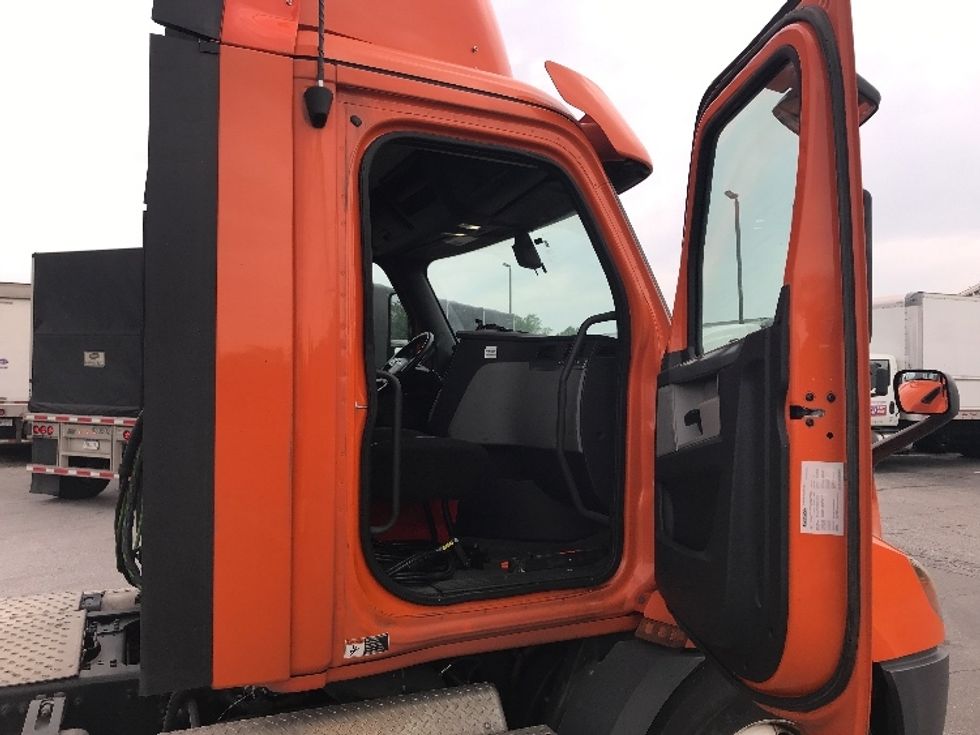 Day Cab Tractor-Heavy Duty Tractors-Freightliner-2019-T11664ST-Erlanger-KY-341,564\n\t\tmiles-$ 42,250 - Image 12