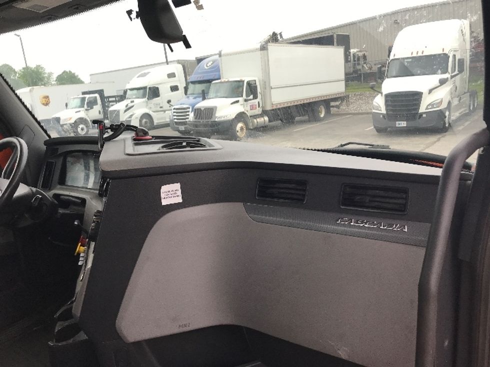 Day Cab Tractor-Heavy Duty Tractors-Freightliner-2019-T11664ST-Erlanger-KY-341,564\n\t\tmiles-$ 42,250 - Image 13