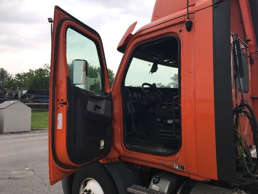 Day Cab Tractor-Heavy Duty Tractors-Freightliner-2019-T11664ST-Erlanger-KY-341,564\n\t\tmiles-$ 42,250 - Image 9