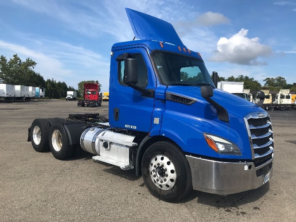 Day Cab Tractor-Heavy Duty Tractors-Freightliner-2019-T11664ST-Flower Mound-TX-328,166\n\t\tmiles-$ 45,500 - Image 1