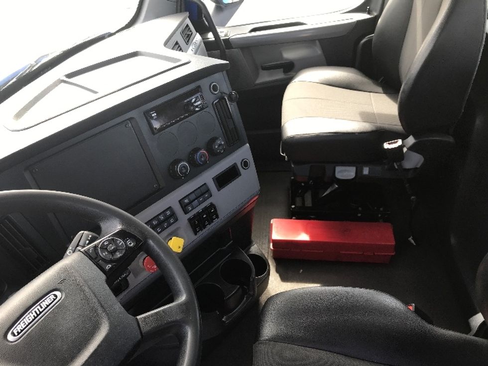 Day Cab Tractor-Heavy Duty Tractors-Freightliner-2019-T11664ST-Flower Mound-TX-328,166\n\t\tmiles-$ 45,500 - Image 11