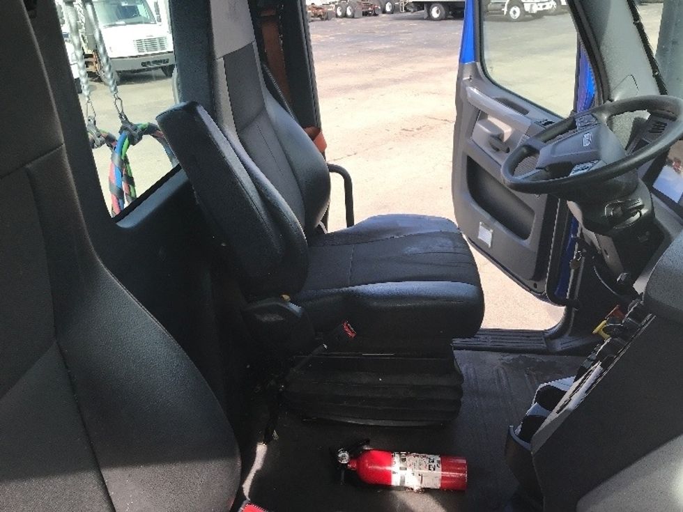 Day Cab Tractor-Heavy Duty Tractors-Freightliner-2019-T11664ST-Flower Mound-TX-328,166\n\t\tmiles-$ 45,500 - Image 14