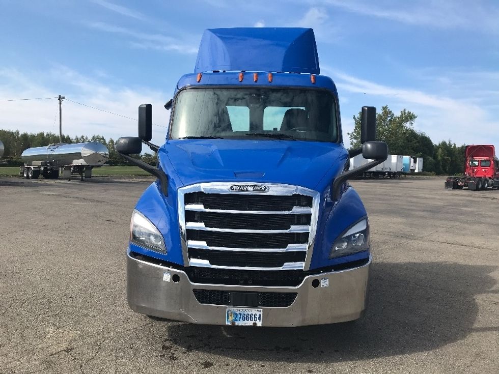 Day Cab Tractor-Heavy Duty Tractors-Freightliner-2019-T11664ST-Flower Mound-TX-328,166\n\t\tmiles-$ 45,500 - Image 2