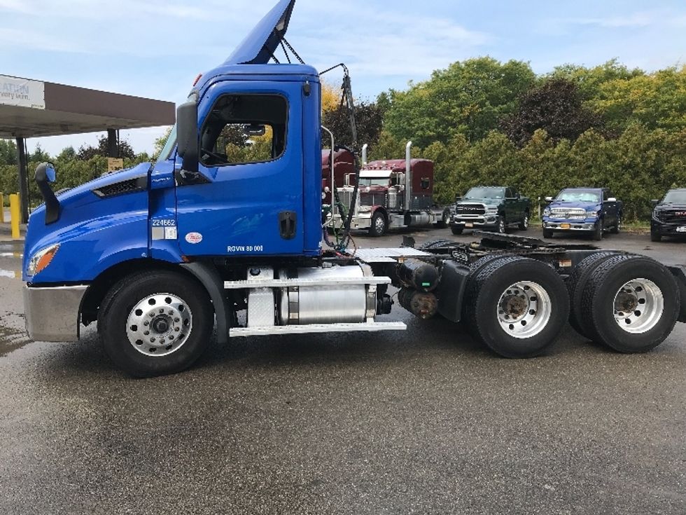 Day Cab Tractor-Heavy Duty Tractors-Freightliner-2019-T11664ST-Flower Mound-TX-336,319\n\t\tmiles-$ 45,000 - Image 4