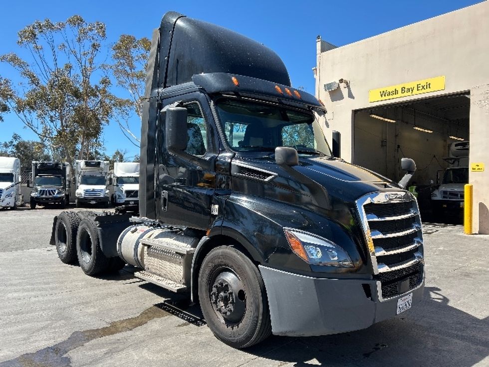 Day Cab Tractor-Heavy Duty Tractors-Freightliner-2019-T11664ST-Fontana-CA-235,446\n\t\tmiles-$ 54,750 - Image 1