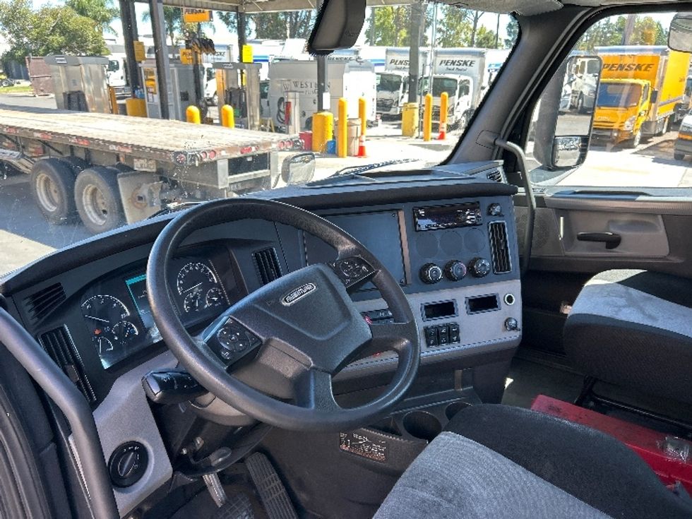 Day Cab Tractor-Heavy Duty Tractors-Freightliner-2019-T11664ST-Fontana-CA-235,446\n\t\tmiles-$ 54,750 - Image 10