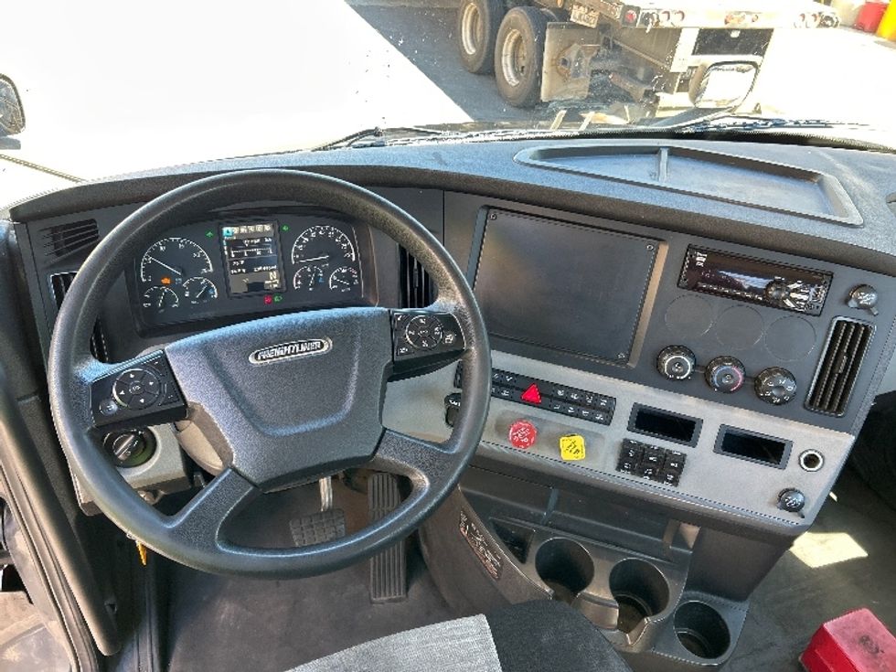 Day Cab Tractor-Heavy Duty Tractors-Freightliner-2019-T11664ST-Fontana-CA-235,446\n\t\tmiles-$ 54,750 - Image 11