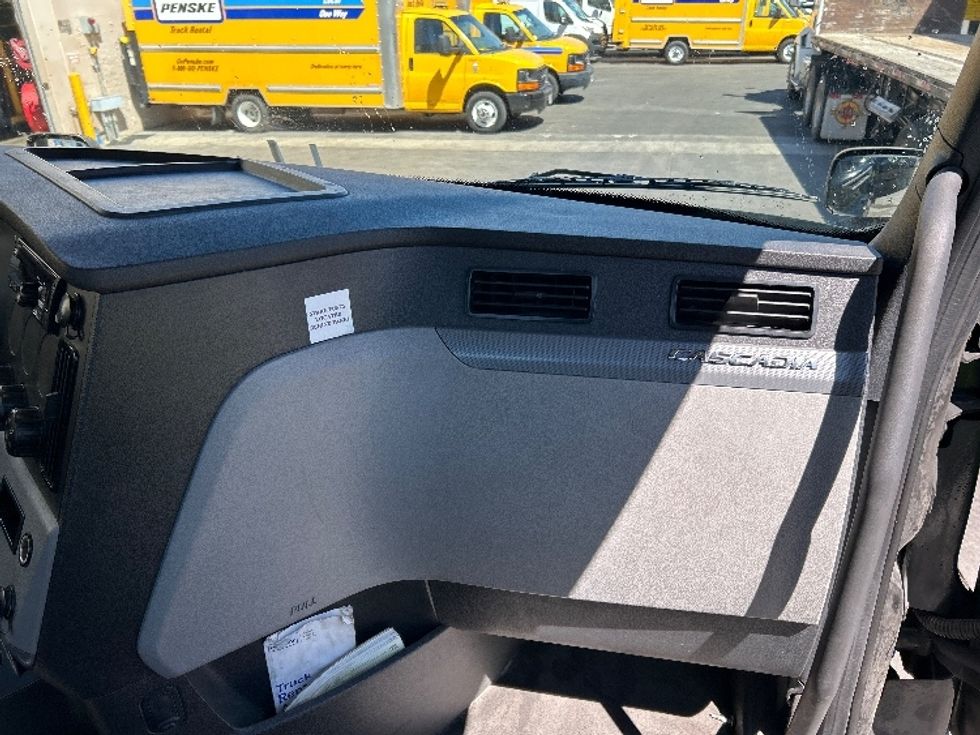 Day Cab Tractor-Heavy Duty Tractors-Freightliner-2019-T11664ST-Fontana-CA-235,446\n\t\tmiles-$ 54,750 - Image 13