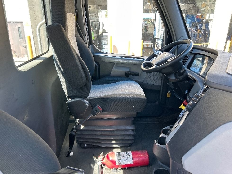 Day Cab Tractor-Heavy Duty Tractors-Freightliner-2019-T11664ST-Fontana-CA-235,446\n\t\tmiles-$ 54,750 - Image 14