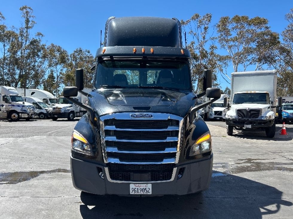 Day Cab Tractor-Heavy Duty Tractors-Freightliner-2019-T11664ST-Fontana-CA-235,446\n\t\tmiles-$ 54,750 - Image 2