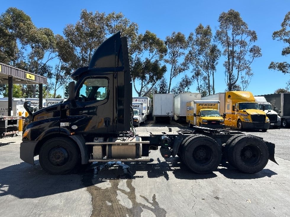 Day Cab Tractor-Heavy Duty Tractors-Freightliner-2019-T11664ST-Fontana-CA-235,446\n\t\tmiles-$ 54,750 - Image 4