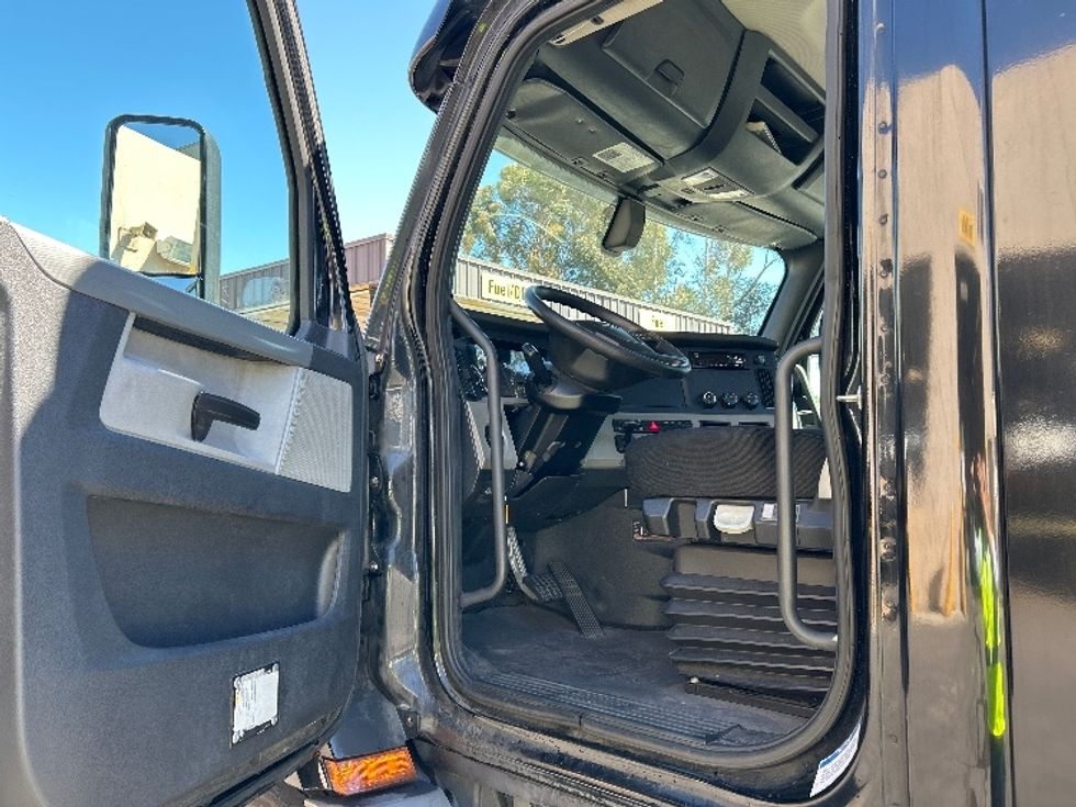 Day Cab Tractor-Heavy Duty Tractors-Freightliner-2019-T11664ST-Fontana-CA-235,446\n\t\tmiles-$ 54,750 - Image 9