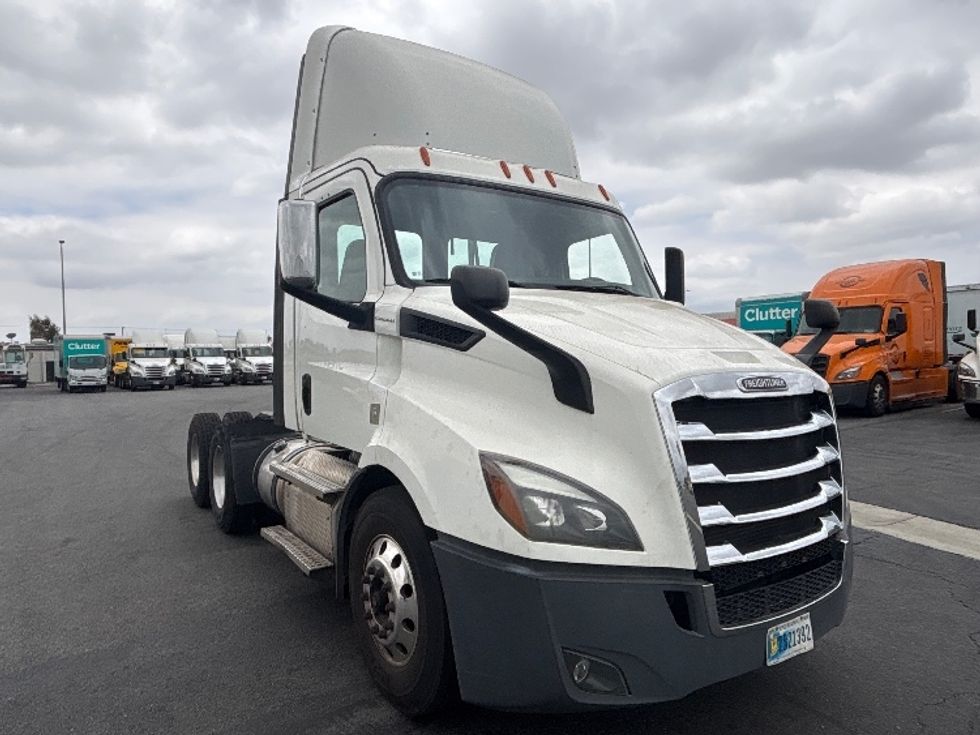 Day Cab Tractor-Heavy Duty Tractors-Freightliner-2019-T11664ST-Fontana-CA-414,003\n\t\tmiles-$ 35,500 - Image 1