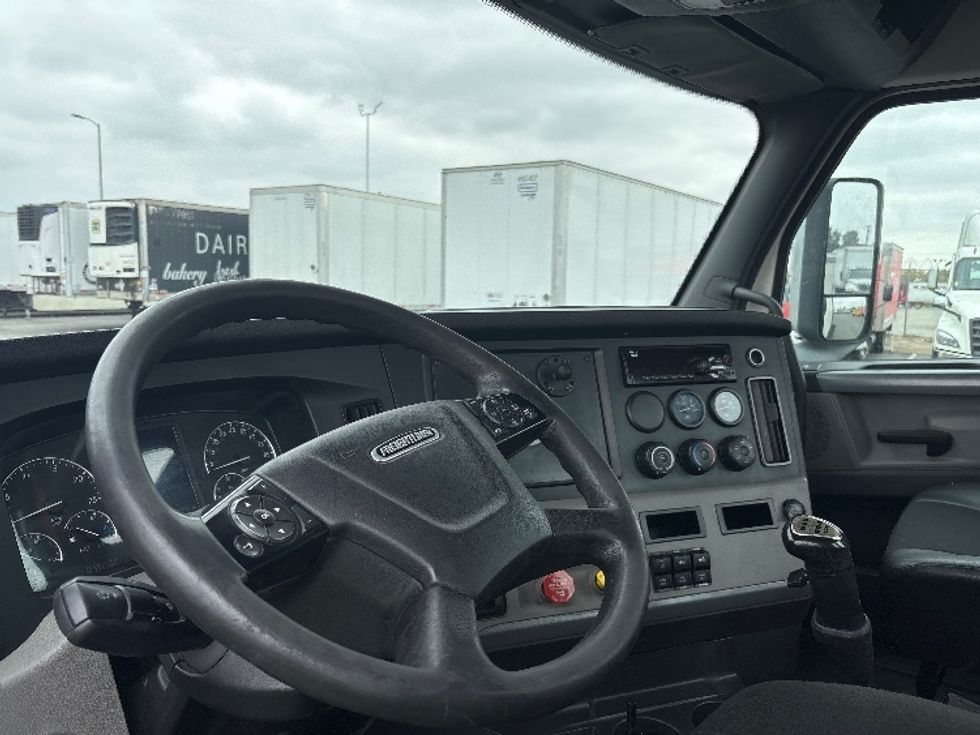 Day Cab Tractor-Heavy Duty Tractors-Freightliner-2019-T11664ST-Fontana-CA-414,003\n\t\tmiles-$ 35,500 - Image 10