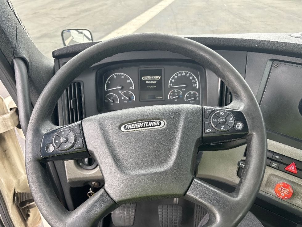 Day Cab Tractor-Heavy Duty Tractors-Freightliner-2019-T11664ST-Fontana-CA-414,003\n\t\tmiles-$ 35,500 - Image 11