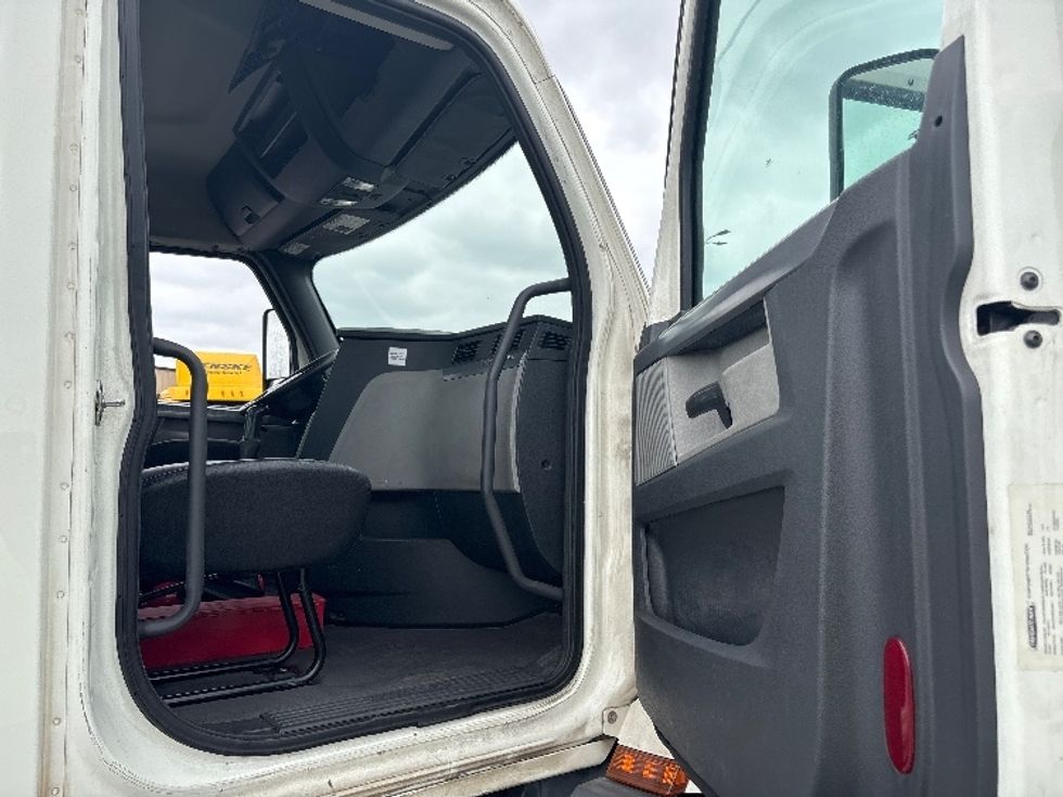 Day Cab Tractor-Heavy Duty Tractors-Freightliner-2019-T11664ST-Fontana-CA-414,003\n\t\tmiles-$ 35,500 - Image 12