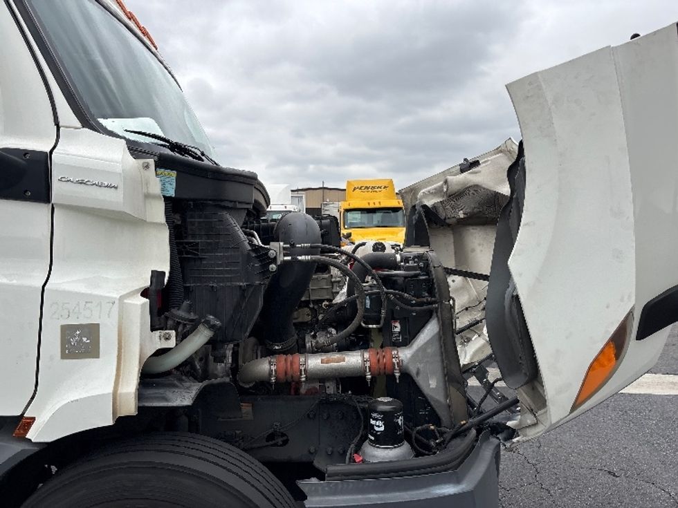 Day Cab Tractor-Heavy Duty Tractors-Freightliner-2019-T11664ST-Fontana-CA-414,003\n\t\tmiles-$ 35,500 - Image 15