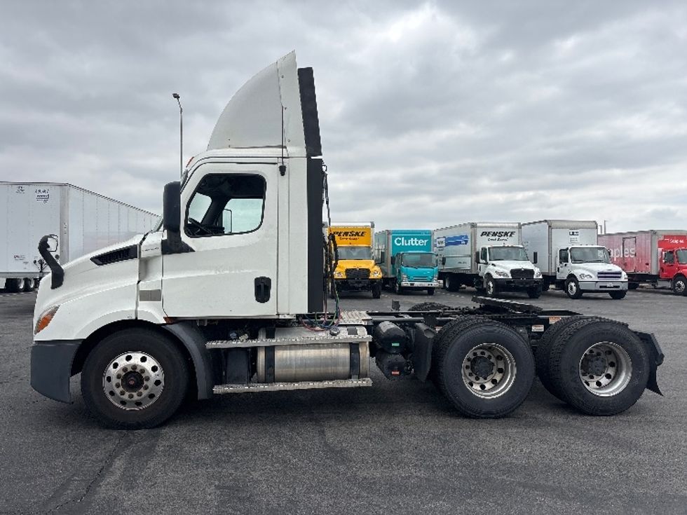 Day Cab Tractor-Heavy Duty Tractors-Freightliner-2019-T11664ST-Fontana-CA-414,003\n\t\tmiles-$ 35,500 - Image 4