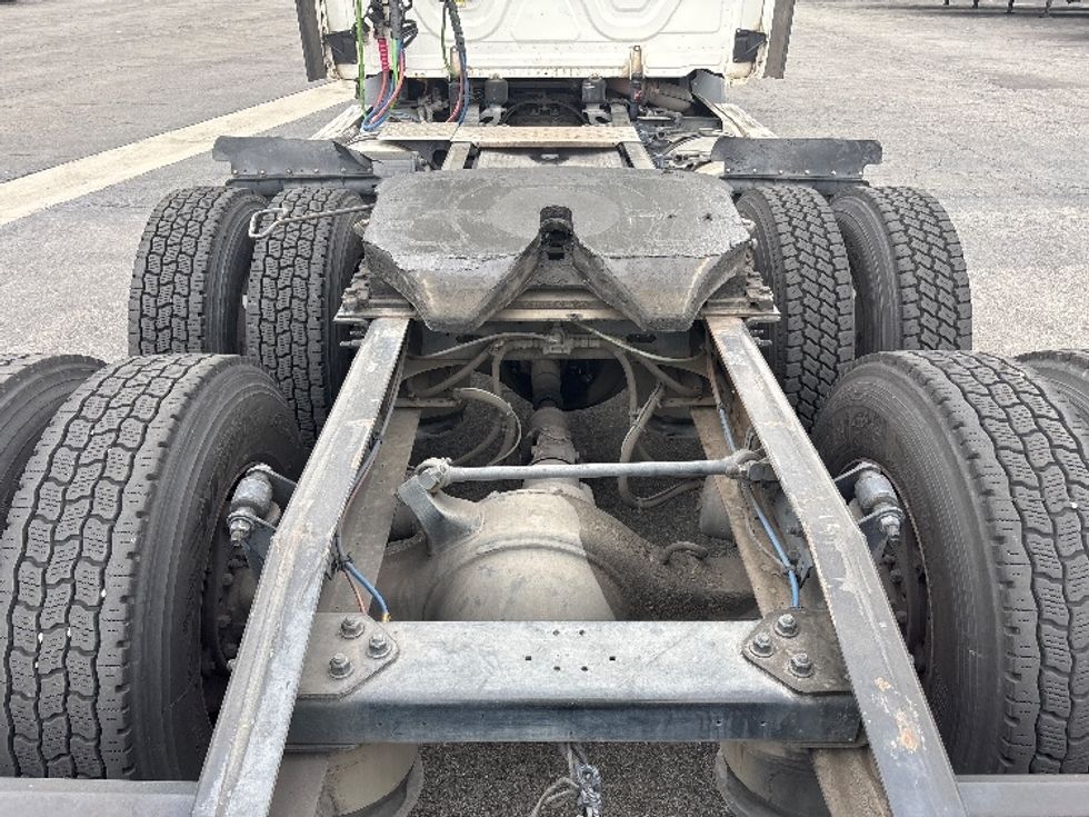 Day Cab Tractor-Heavy Duty Tractors-Freightliner-2019-T11664ST-Fontana-CA-414,003\n\t\tmiles-$ 35,500 - Image 6