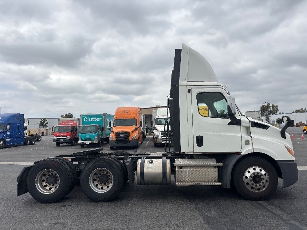 Day Cab Tractor-Heavy Duty Tractors-Freightliner-2019-T11664ST-Fontana-CA-414,003\n\t\tmiles-$ 35,500 - Image 8