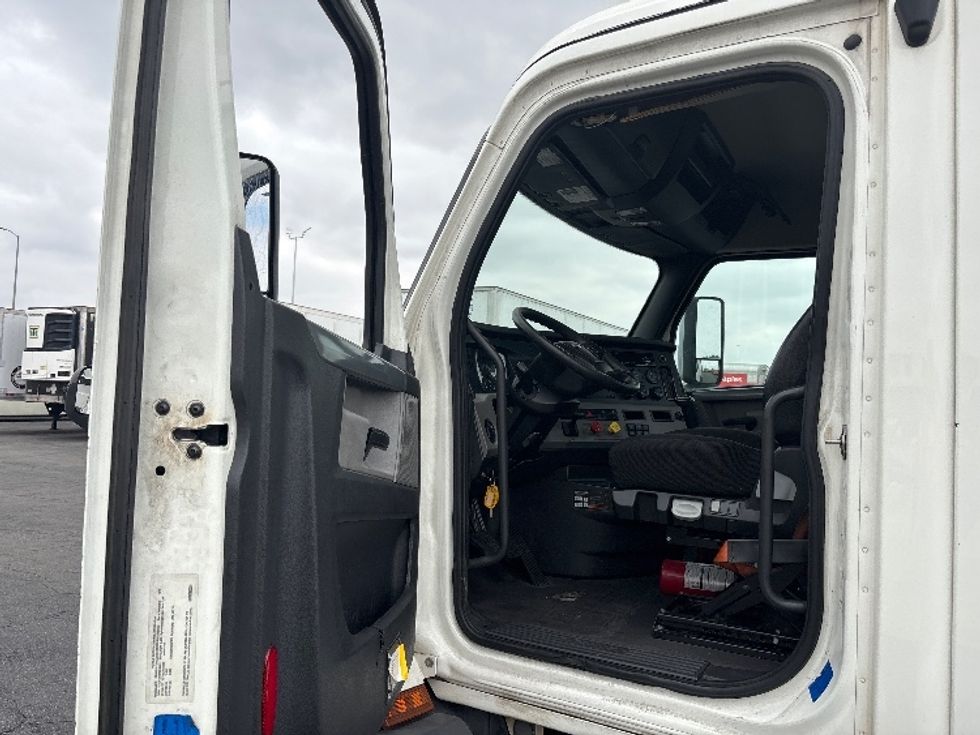Day Cab Tractor-Heavy Duty Tractors-Freightliner-2019-T11664ST-Fontana-CA-414,003\n\t\tmiles-$ 35,500 - Image 9
